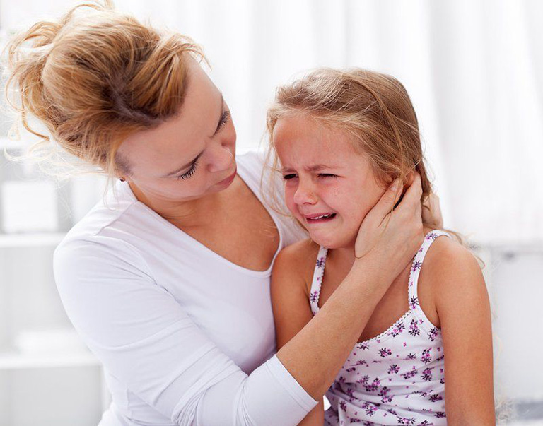 triệu chứng viêm tai giữa ở trẻ em