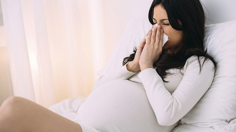 Phụ nữ mang thai là một trong những đối tượng thường bị nghẹt mũi về đêm
