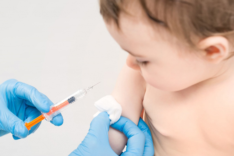 Tiêm vắc - xin phòng cúm cũng là một trong các cách giúp kiểm soát bệnh hen suyễn ở trẻ 