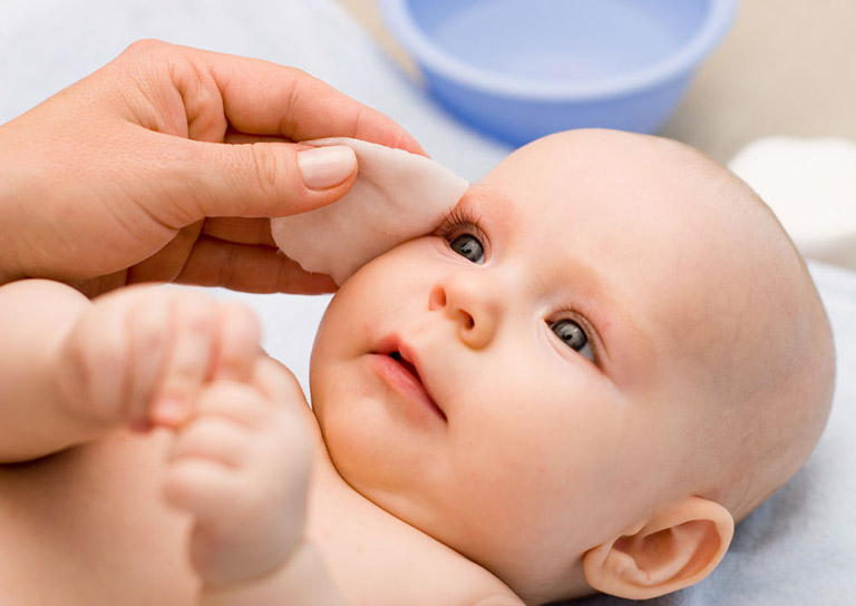 Vệ sinh tai cho bé đúng cách sẽ làm giảm nguy cơ bị nhiễm trùng tai 