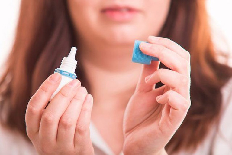 Cần phải cẩn thận khi sử dụng các loại thuốc nhỏ tai để vệ sinh tai cho trẻ