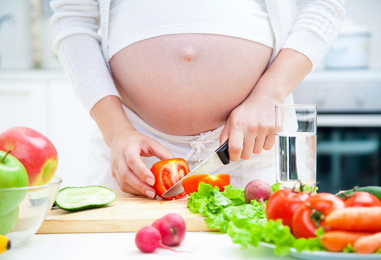 Ăn nhiều rau xanh và trái cây tươi để cải thiện tình trạng đau thượng vị khi mang thai