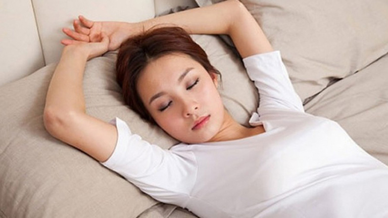 Ngủ đủ giấc là cách trị ốm nghén khi mang thai