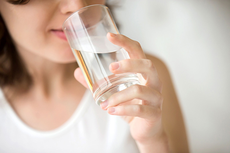 Uống nhiều nước là một trong những cách làm giảm triệu chứng phát ban do nhiệt