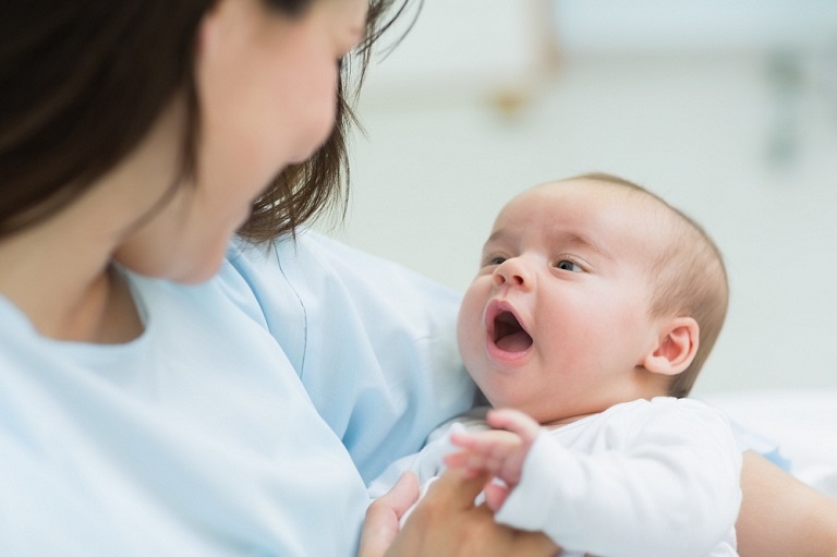 Trẻ sơ sinh bị hắt hơi có đáng lo ngại không?