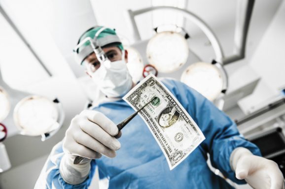 Tùy vào thời điểm phẫu thuật, chất liệu khớp háng nhân tạo và tình trạng của bệnh, tổng chi phí cho cuộc phẫu thuật sẽ khác nhau