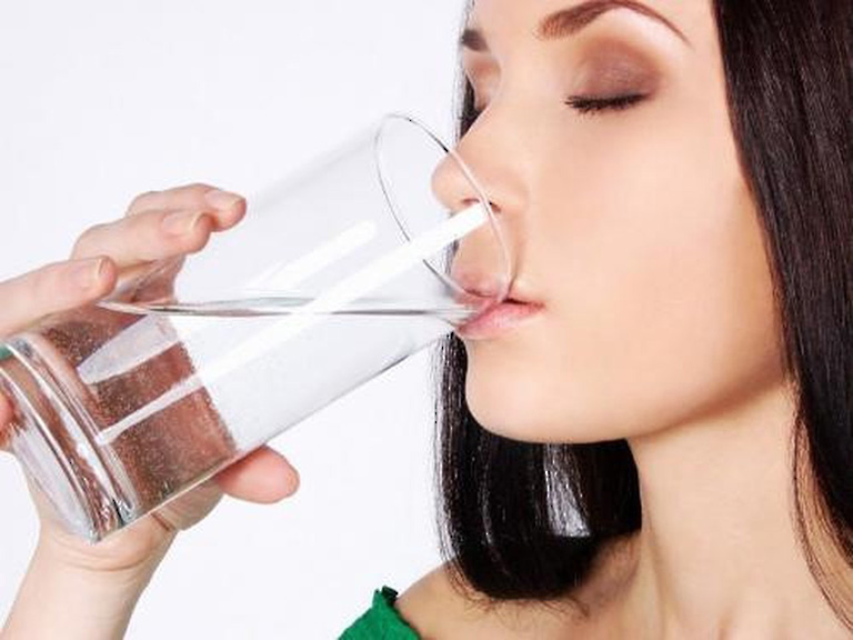 Uống nhiều nước là một trong những cách khắc phục bệnh trĩ sau sinh