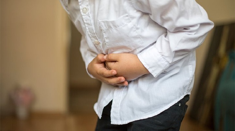 Đau bụng là triệu chứng đau ruột thừa ở trẻ em