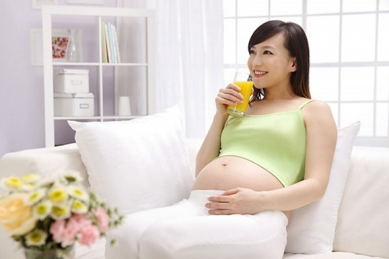 uống nhiều nước là cách điều trị bệnh trĩ khi mang thai hiệu quả