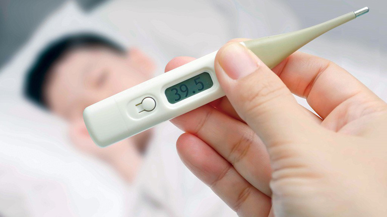 Cơ thể sốt cao là một trong các triệu chứng thường gặp khi bị viêm VA