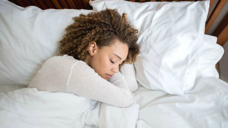 Nằm ngủ sai tư thế là một nguyên nhân dẫn đến đau vai gáy khi thức dậy.