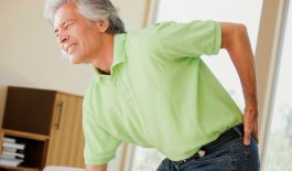 Ở những người cao tuổi, sức khỏe đã giảm sút, cơ thể thiếu các chất dinh dưỡng cần thiết, suy giảm nội tiết tố,... dẫn đến dễ mắc bệnh loãng xương.