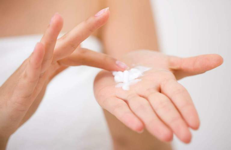 Thoa một lượng thuốc Tratrison vừa đủ lên vùng da bị bệnh. Khi thoa thuốc trực tiếp, bạn cần nhẹ tay, tránh làm tổn thương vùng da bị viêm nhiễm.
