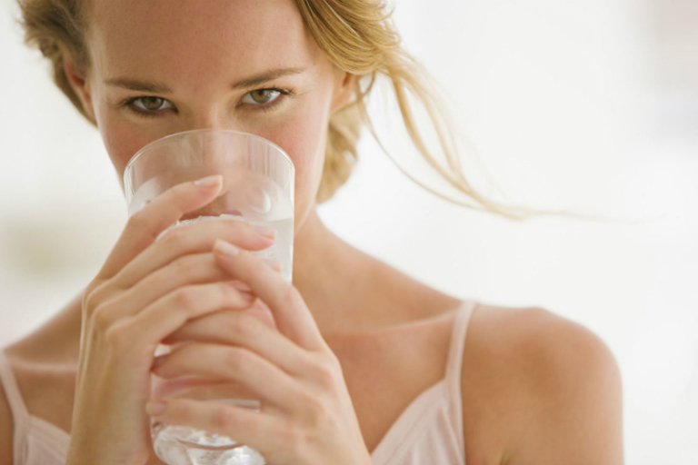 Uống đầy đủ nước mỗi ngày là một trong những cách phòng ngừa viêm đường tiết niệu tốt nhất.
