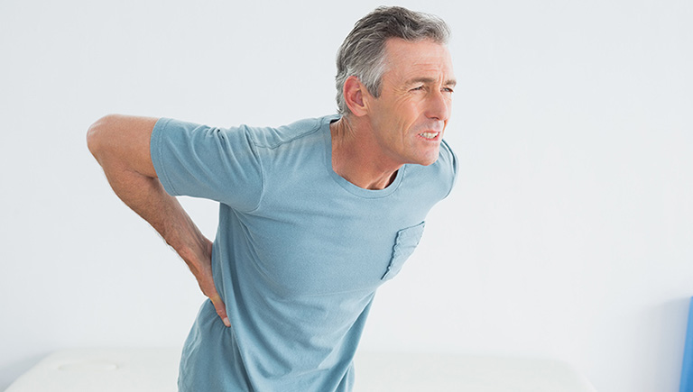 cách khắc phục đau lưng cho người già