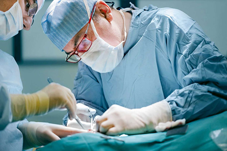 Phẫu thuật là một trong những phương pháp điều trị bệnh u bao hoạt dịch khớp cổ tay 
