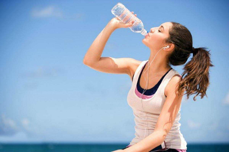 Uống nhiều nước giúp cho cơ thể đốt cháy nhiều calo, giảm cân và duy trì được cân nặng.