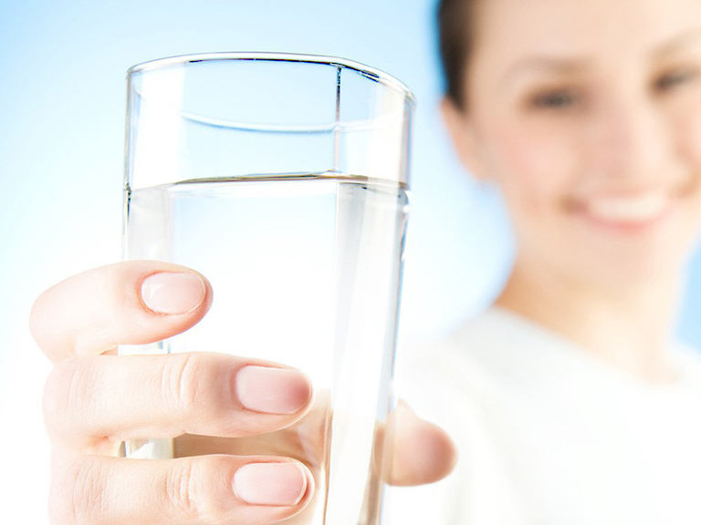Uống nhiều nước để ngăn chặn nguy cơ bị viêm đường tiết niệu