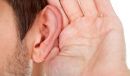 Bệnh viêm tai ngoài có thể gây suy giảm thính lực, ảnh hưởng đến xương ở vùng thái dương,...