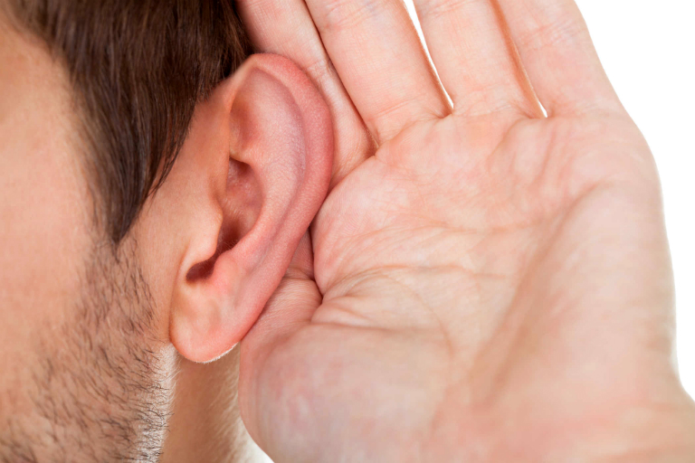 Bệnh viêm tai ngoài có thể gây suy giảm thính lực, ảnh hưởng đến xương ở vùng thái dương,...