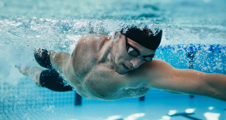 Đội mũ bịt tai khi bơi để ngăn nước tràn vào tai là một cách để phòng ngừa bệnh viêm tai ngoài.