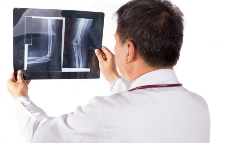 Tại phòng khám Nội xương khớp, bác sĩ Hải trực tiếp khám và điều trị các bệnh như bệnh gout, viêm khớp, thoái hóa khớp, đau vai gáy,...