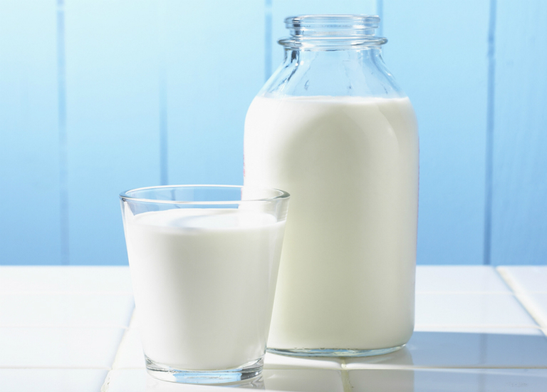 Sữa tươi và các thực phẩm chế biến từ sữa cung cấp một lượng canxi, tốt cho xương, giúp người bệnh phong thấp cải thiện bệnh tật.