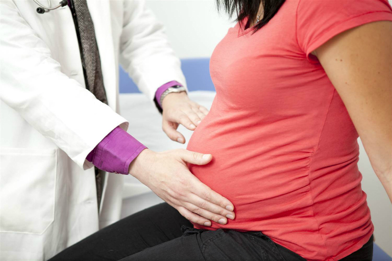 Phụ nữ có thai hoặc đang cho con bú nên thận trọng khi dùng thuốc đặt Genbay.