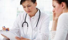 Bác sĩ tại khoa nội đang khám bệnh cho bệnh nhân