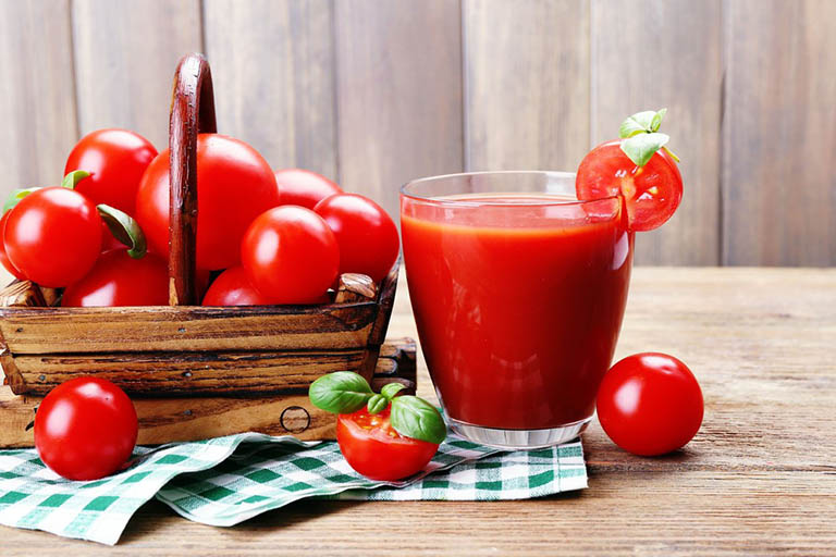 Nước ép cà chua là một trong các loại nước mát đẹp da được nhiều người lựa chọn