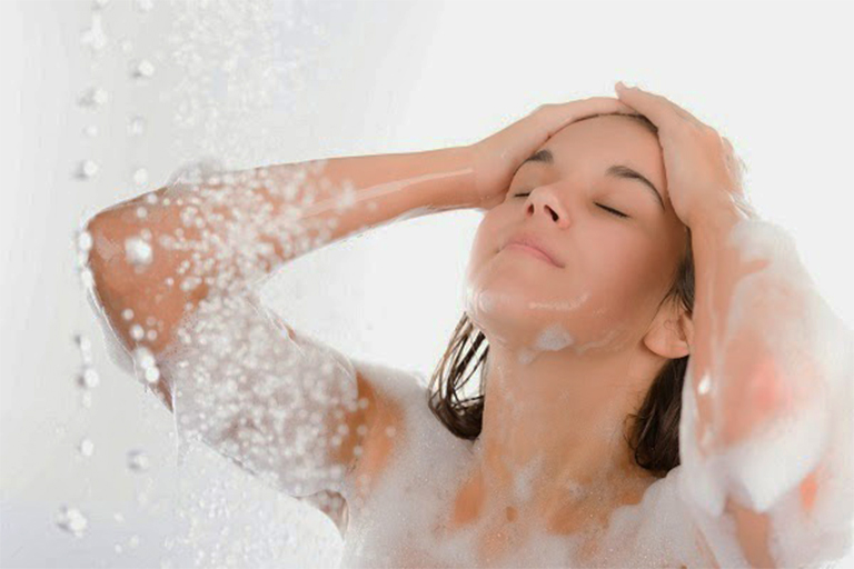 Tránh sử dụng các loại xà phòng hoặc sữa tắm có hàm lượng axit cao