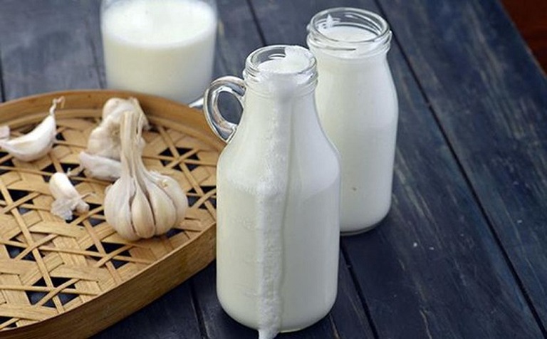 Sữa tỏi được làm từ những nguyên liệu đơn giản và có sẵn tại nhà