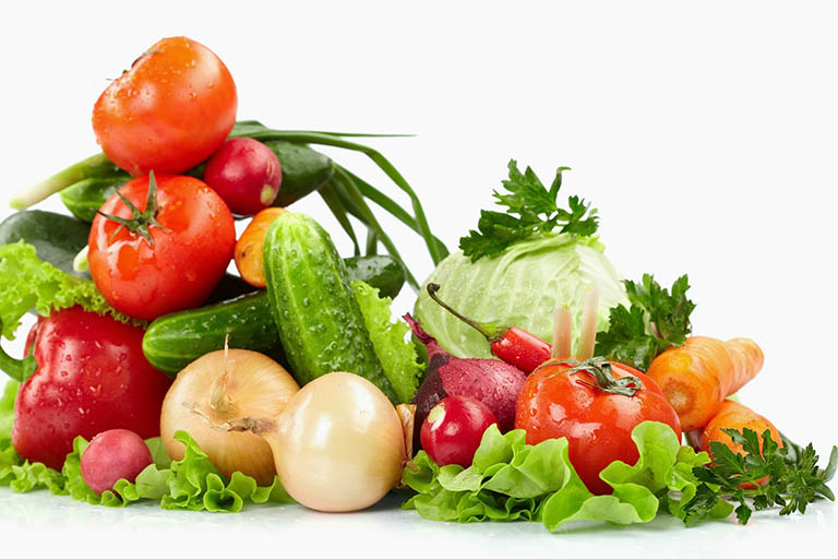 Nên ăn nhiều rau xanh và trái cây tươi khi bị trào ngược dạ dày gây hôi miệng