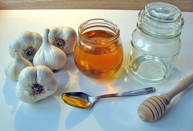 Điều trị viêm mũi dị ứng tại nhà bằng tỏi và mật ong