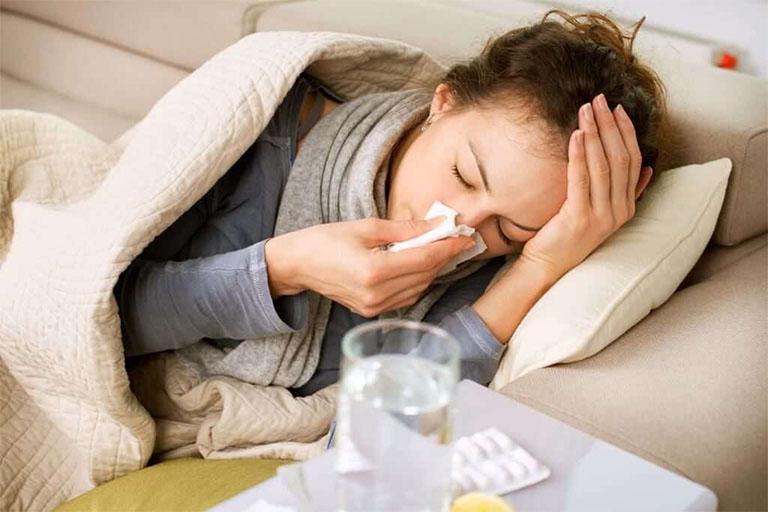 Người bị viêm xoang thường xuất hiện triệu chứng chảy nhiều nước mũi, nước mũi đặc, đau đầu, đau vùng mũi, cơ thể mệt mỏi,...