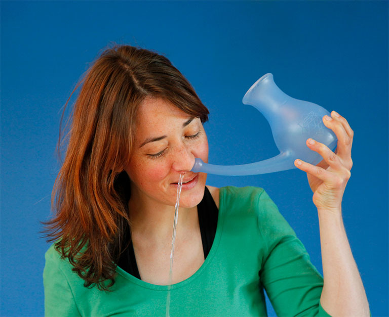 Rửa mũi bằng nước muối sinh lý là giải pháp hỗ trợ điều trị viêm xoang được nhiều người áp dụng