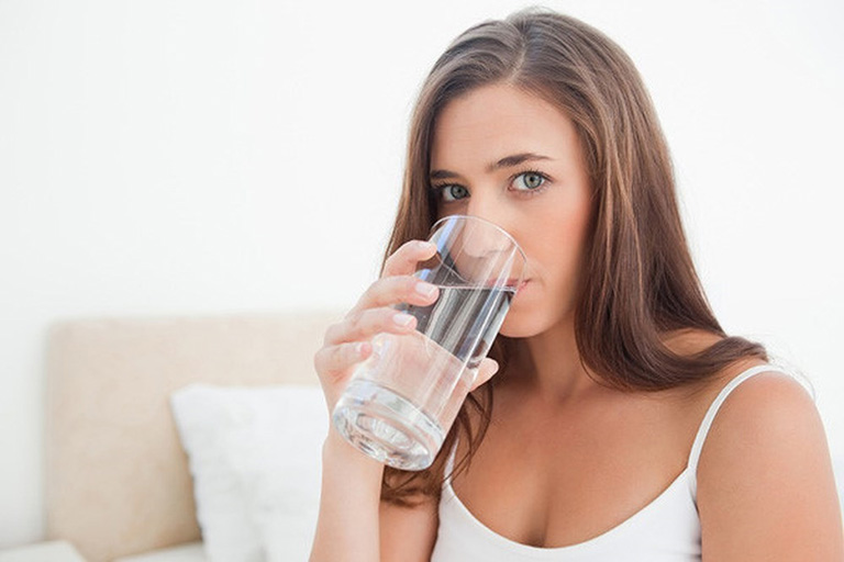 Uống nhiều nước mỗi ngày để làm giảm nguy cơ bị viêm da dị ứng 