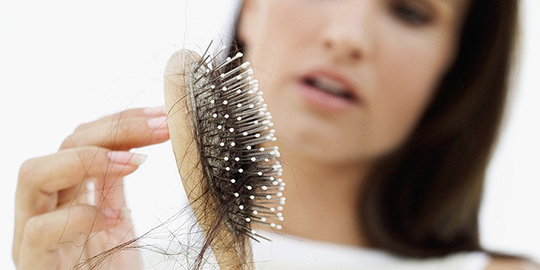 Tóc rụng nhiều là một trong những triệu chứng thận yếu ở nữ giới