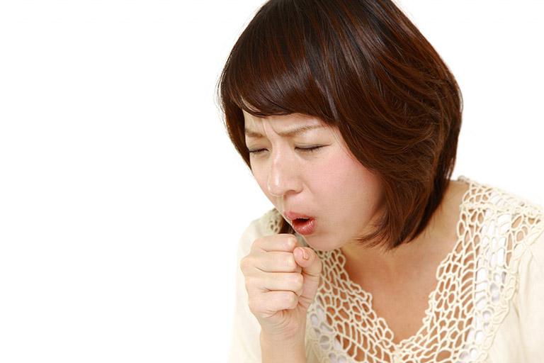 Ho khan là một trong những triệu chứng đặc trưng của bệnh viêm họng hạt 