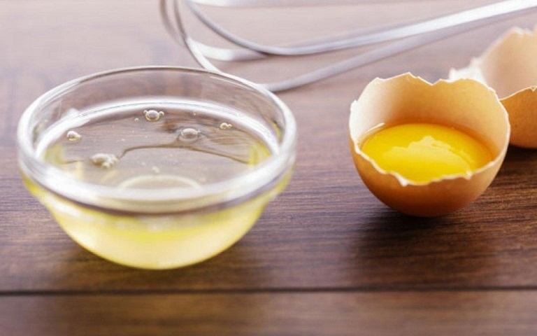 Thoa lòng trắng trứng lên da bị rạn là cách đơn giản nhất