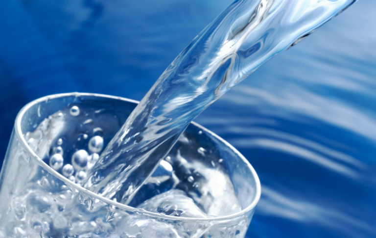 Rất nhiều người thắc mắc về việc có nên uống nhiều nước khi mắc chứng thận yếu?