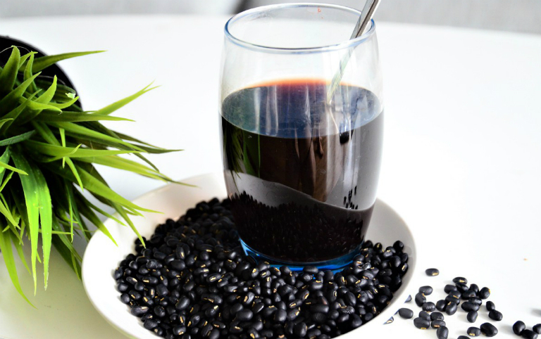 Nấu nước đậu đen với các nguyên liệu khác để điều trị bệnh thận yếu.
