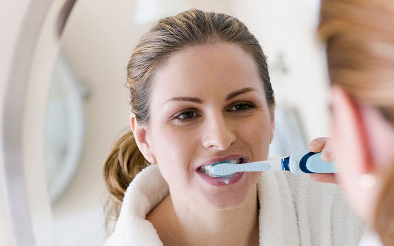 Vệ sinh răng miệng sạch sẽ giúp phòng ngừa bệnh viêm họng hạt 
