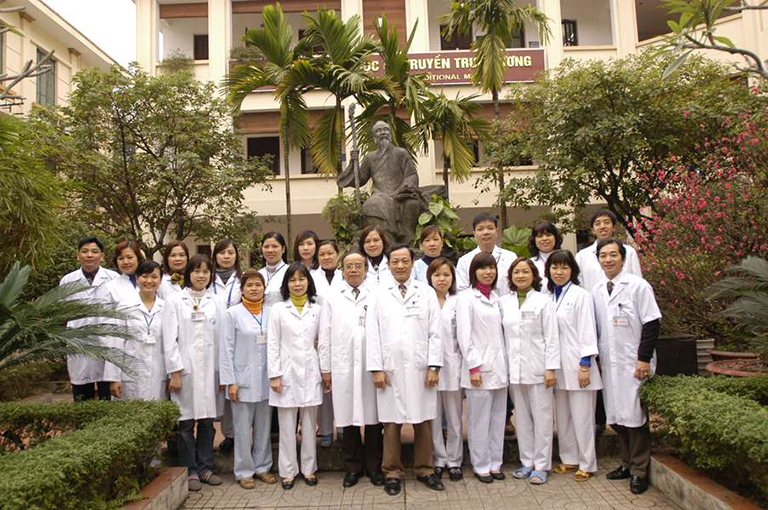 Đội ngũ bác sĩ tại Bệnh viện Y học cổ truyền Trung ương