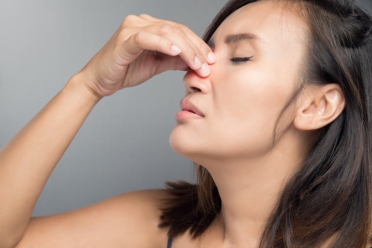 Đau mũi hay nhức các vùng quanh mũi là triệu chứng điển hình khi vách mũi có vấn đề