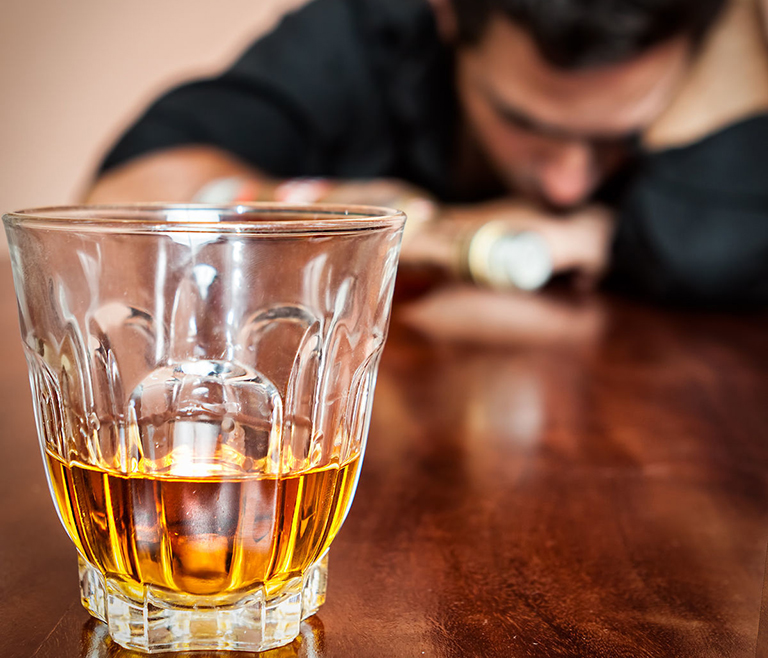 Nam giới bị liệt dương cần dùng thuốc rượu đúng liều lượng, không được sử dụng thoải mái như một số rượu trắng khác