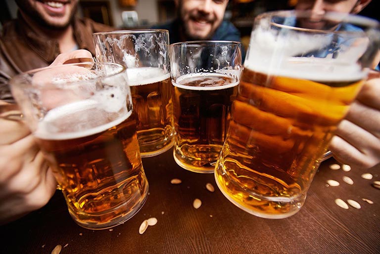 Uống nhiều rượu bia là nguyên nhân hàng đầu gây yếu sinh lý ở nam giới 