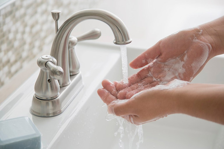 Rửa tay thường xuyên bằng xà phòng để diệt sạch vi khuẩn 