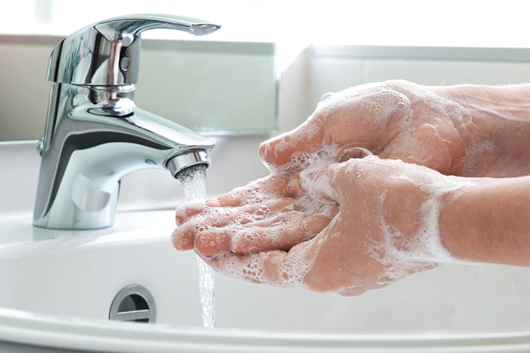 Rửa tay sạch sẽ thường xuyên để tránh nguy cơ tái nhiễm vi khuẩn Hp 
