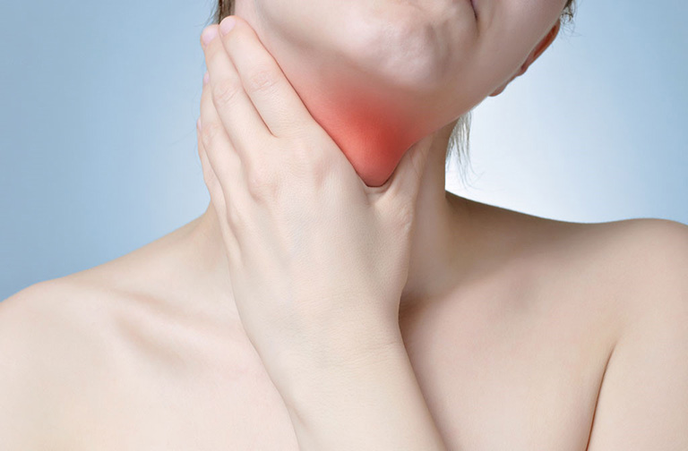 Đau họng là một trong những biểu hiện phổ biến khi vị viêm amidan 